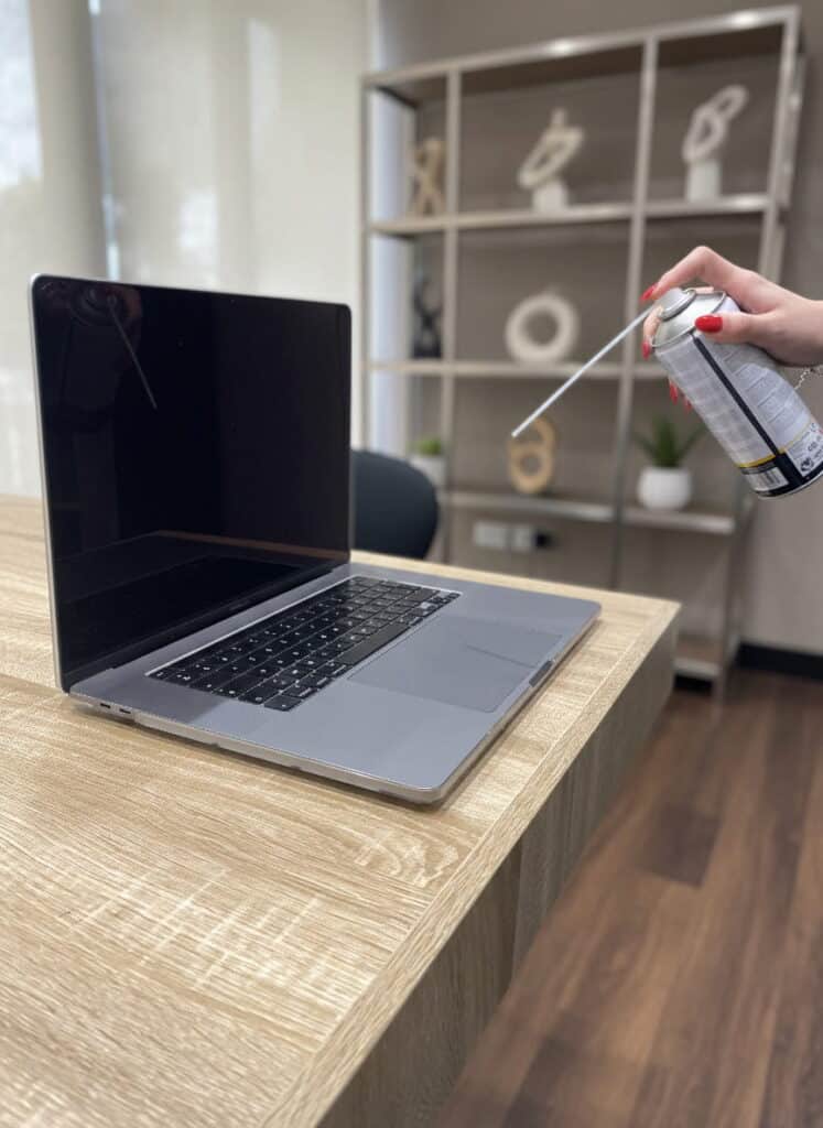 Nettoyage du clavier et de l’écran d’un MacBook à l’aide d’une bombe d’air comprimé