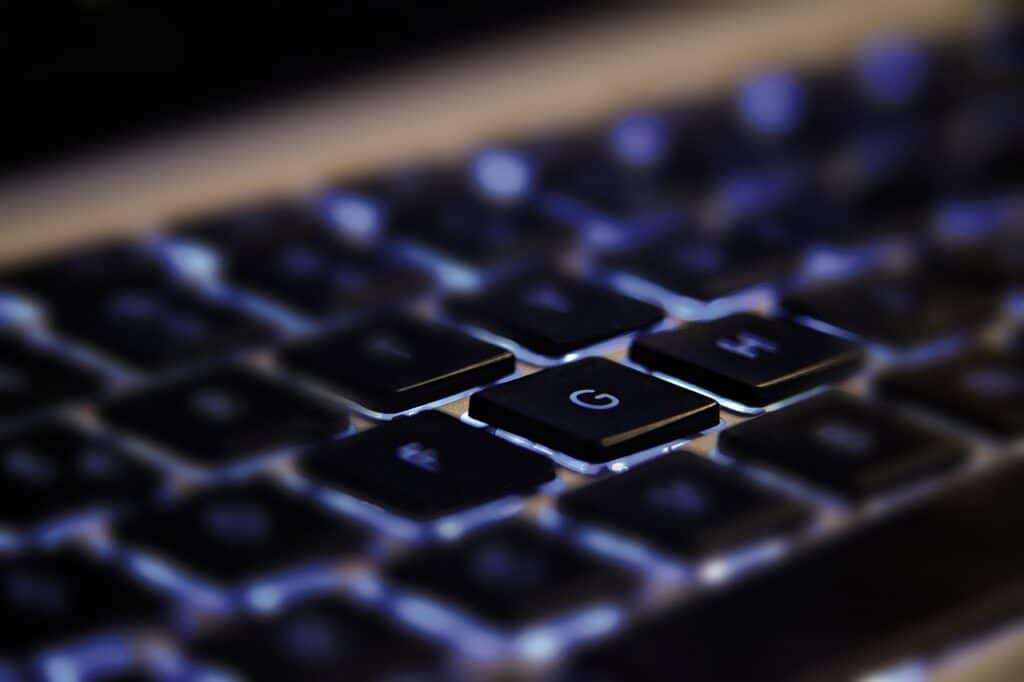 Clavier rétroéclairé d’un MacBook avec mise au point sur la touche G