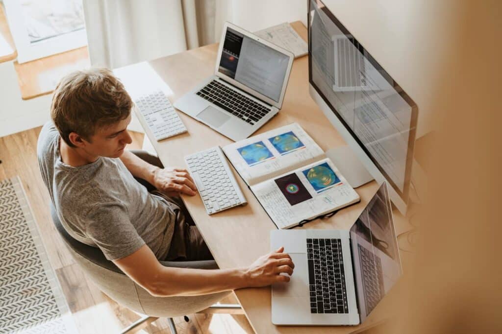 MacBook posé sur un bureau, illustration d’optimisation de la batterie sur Mac