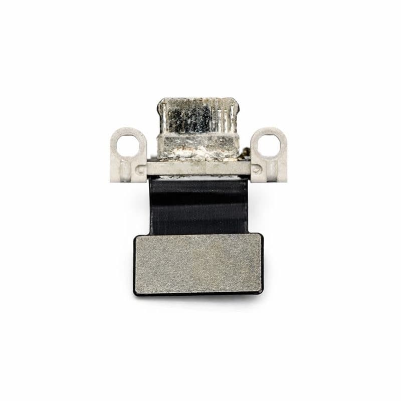 Connecteur de charge USB-C MacBook Air M2 A2681 présentant une forte oxydation et des traces de brûlure.