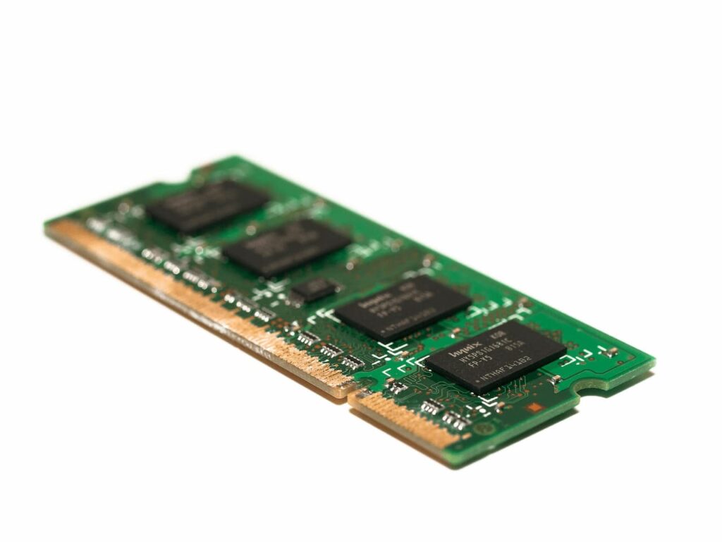 Barrette de mémoire RAM DDR4 pour mise à niveau de Mac Intel, posée sur un fond blanc.