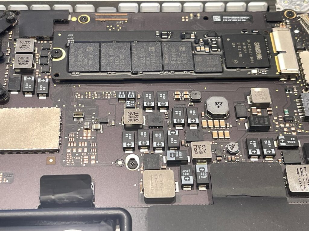 Gros plan du SSD installé sur la carte mère d’un MacBook Air 2017
