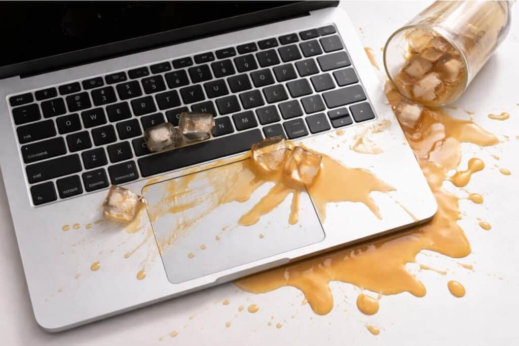 MacBook avec liquide renversé sur le clavier provoquant un risque de panne