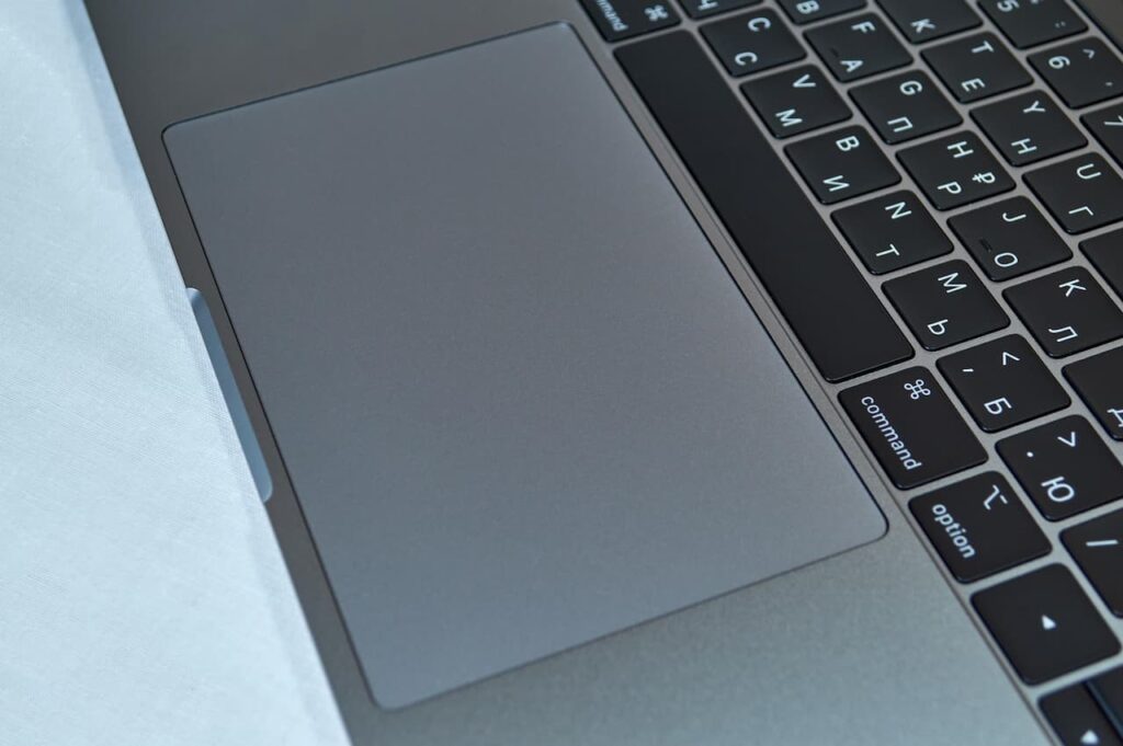 Gros plan sur le trackpad réparé d'un MacBook Pro Space Grey — remplacement trackpad MacBook qui cliquait tout seul