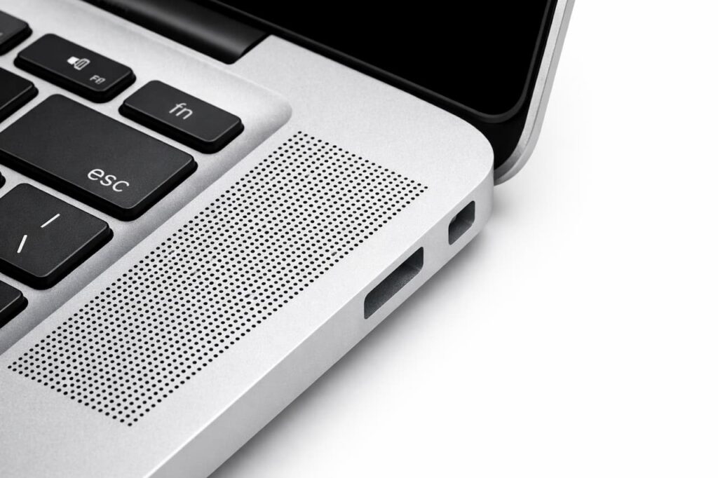 Gros plan sur la grille de haut-parleur d'un MacBook Pro en aluminium — haut-parleurs MacBook qui grésillent causes et solutions