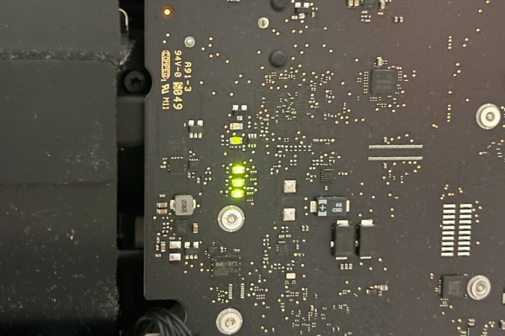 LED de diagnostic allumées sur carte mère iMac indiquant alimentation et carte graphique fonctionnelles