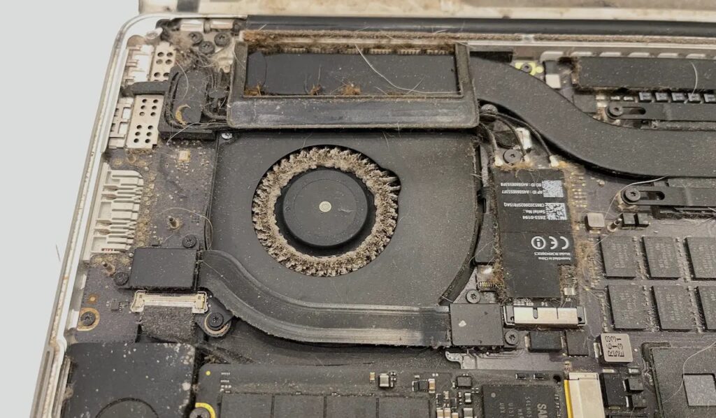 Ventilateur de MacBook Pro A1398 très encrassé par la poussière, pouvant provoquer une surchauffe du Mac.