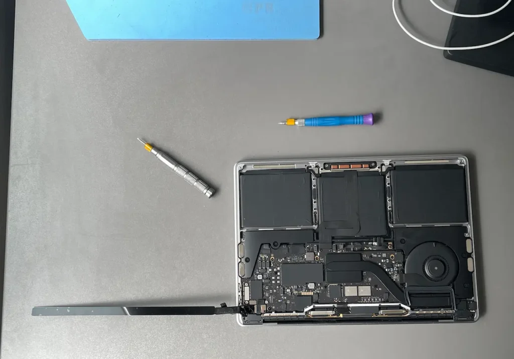 MacBook ouvert en réparation dans l'atelier BestinMac pour prolonger sa durée de vie