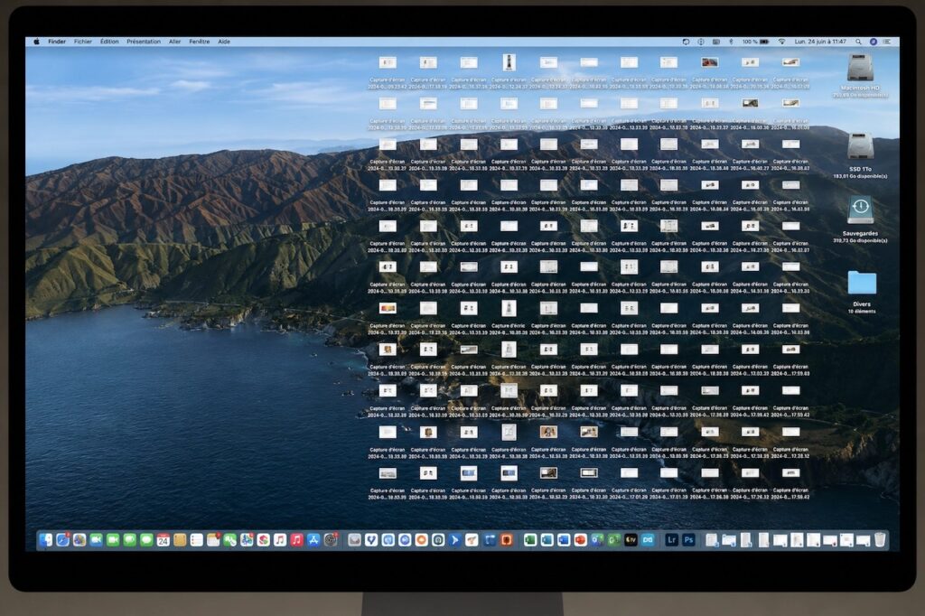 écran d'iMac d'un client affichant un bureau macOS encombré de nombreuses captures d'écran et fichiers