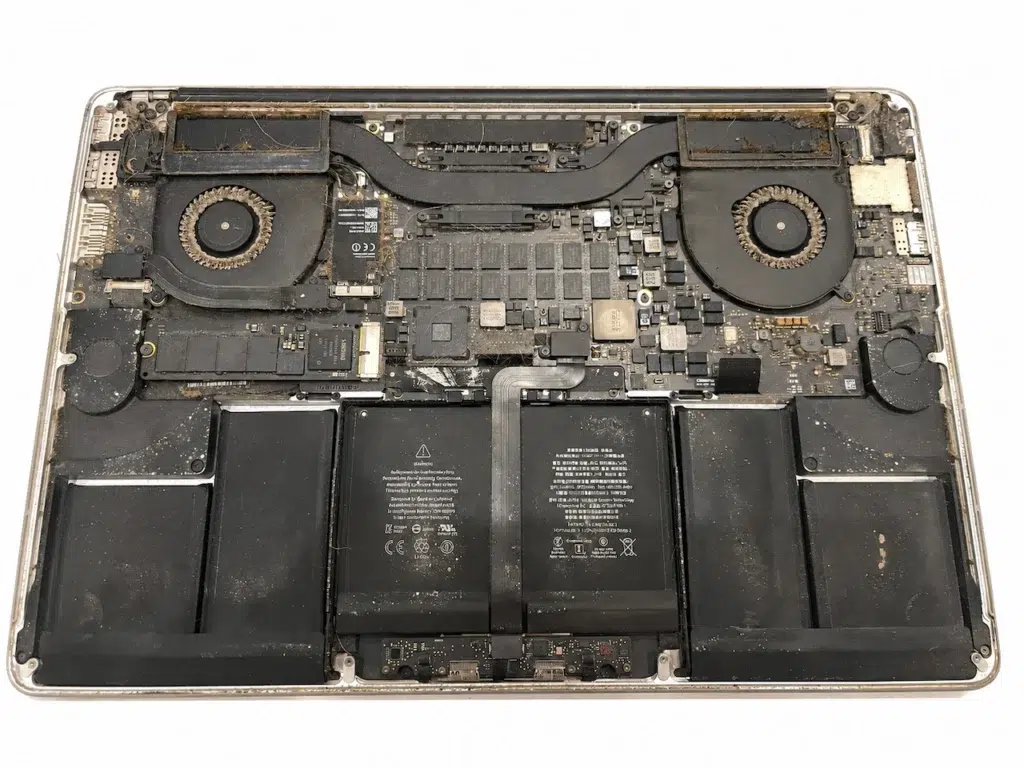 Intérieur d’un MacBook Pro 15 pouces A1398 montrant deux ventilateurs encrassés par la poussière