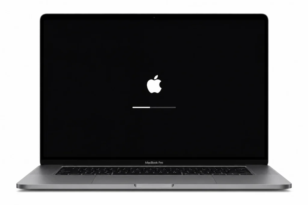 MacBook Pro affichant un logo Apple bloqué au démarrage, symptôme fréquent d’un problème de chargement de macOS.