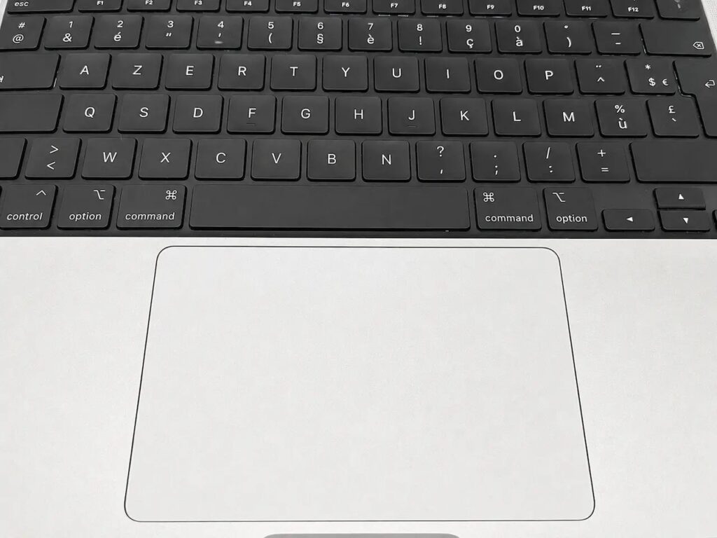 Gros plan sur le trackpad réparé d'un MacBook Pro M1 A2442 de 2021 — remplacement trackpad MacBook qui cliquait tout seul
