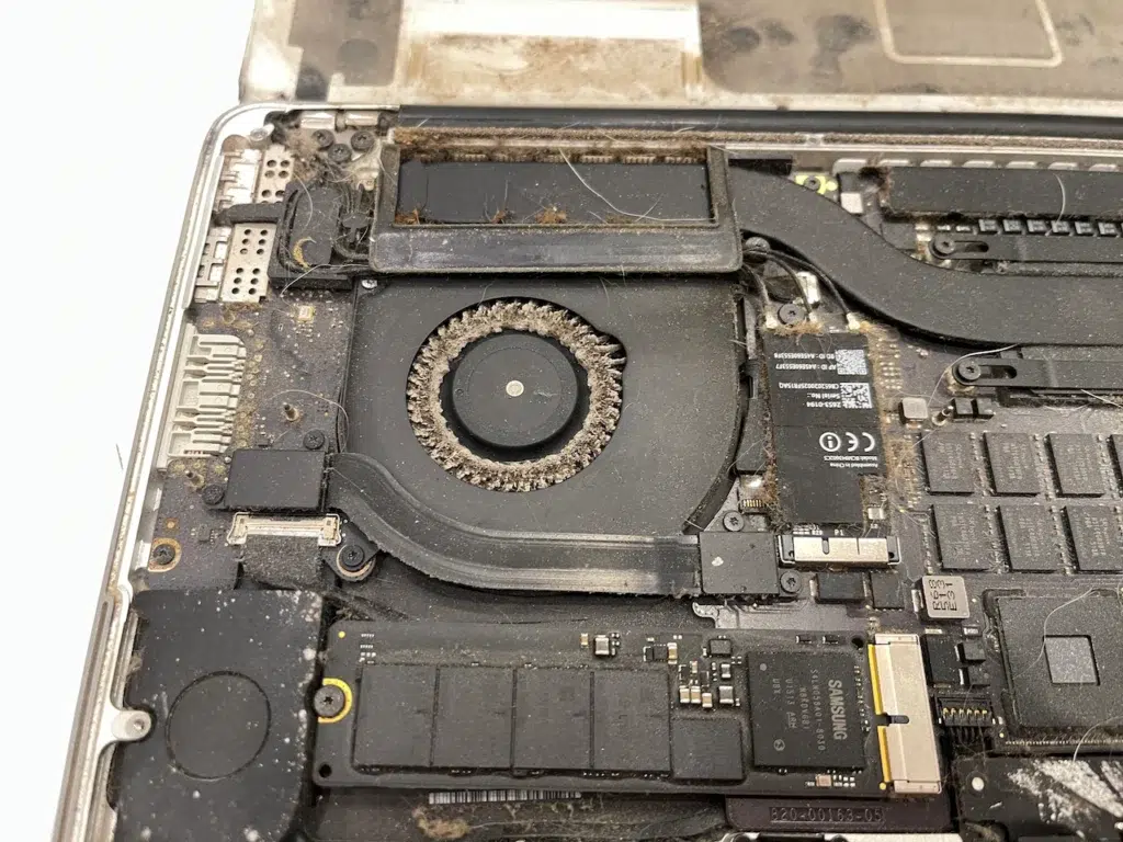Ventilateur encrassé par la poussière dans un MacBook Pro 15 pouces A1398