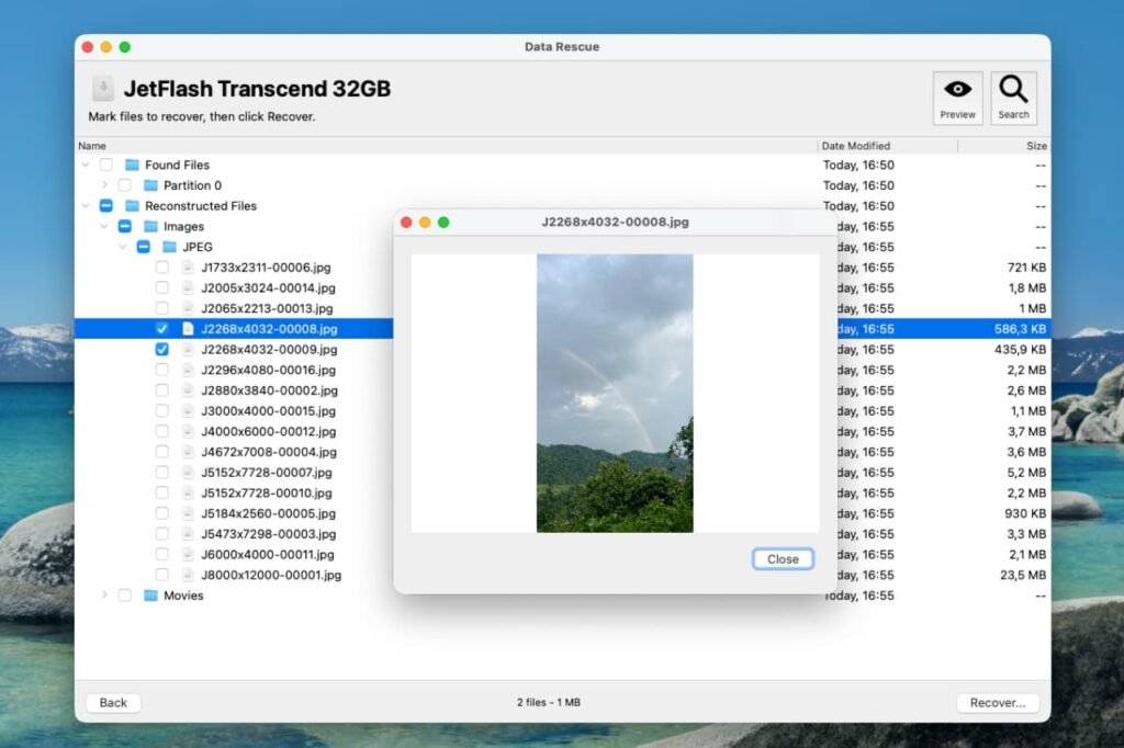 Capture d'écran de Data Rescue affichant les fichiers récupérables sur un volume APFS avec aperçu avant restauration.