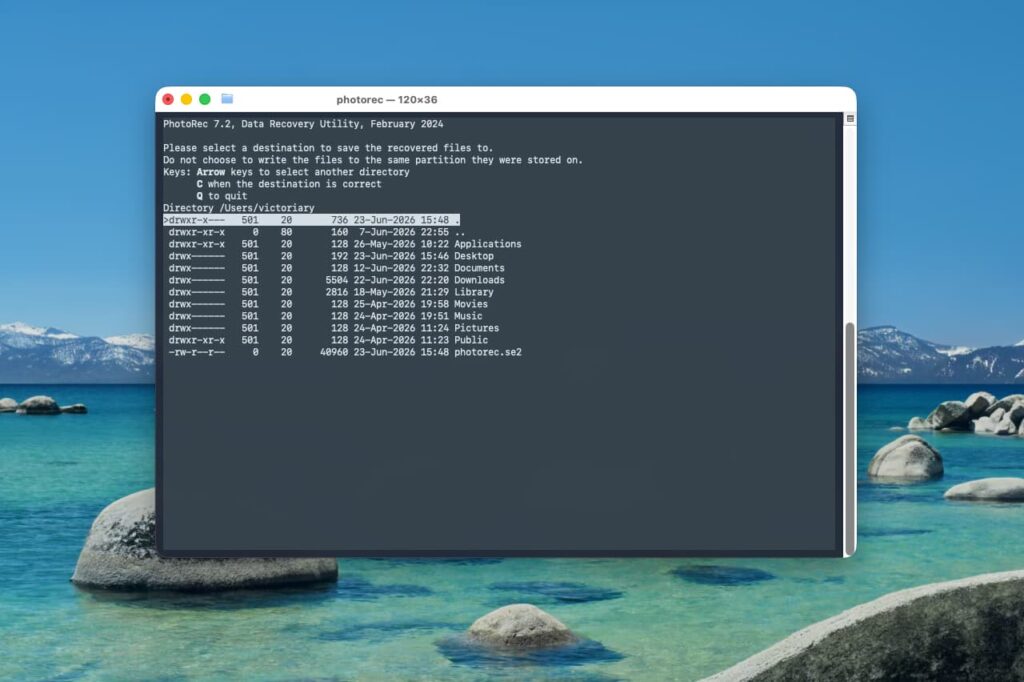 Capture d'écran de PhotoRec sous macOS utilisant une interface en ligne de commande pour récupérer des fichiers supprimés sur un disque.