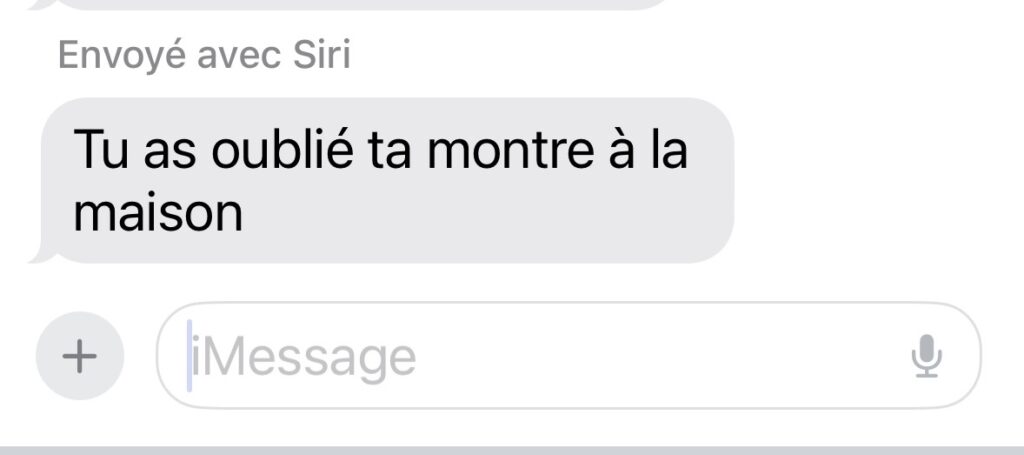 Mention « Envoyé avec Siri » affichée au-dessus d’un message envoyé avec l’assistant Apple